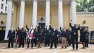 Protesta, ante Saint John. Los l�deres religiosos de Washington levantan los pu�os ante la iglesia donde Trump pos� con la biblia y que provoc� la carga policial contra una manifestaci�n 
