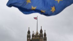 Una bandera de la UE ondeando sobre el Parlamento de Londres. 