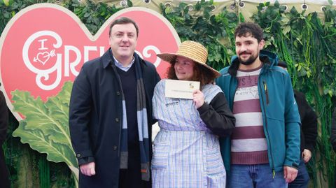 El alcalde, Valent�n Gonz�lez Formoso (izda.), entreg� el premio a la mejor cesta de grelos, que recay� en As Bieiteiras Horta Ecol�xica, de Cynthia Arias e Iv�n Ledo.