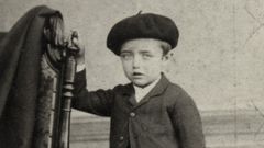 De cativo. Cando ti�a tres meses, o pai de Castelao emigrou � Arxentina. O rapaza reunir�ase con el cando ti�a once anos. Na Arxentina naceron as s�as irmas, Josefina e Teresa