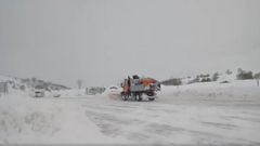 Una pala realiza trabajos de acondicionamiento en Fuentes de Invierno