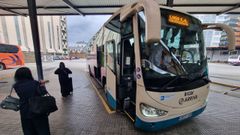 Uno de los buses directos de Lugo-A Coru�a llegando ayer a la estaci�n lucense a las 16.40 horas