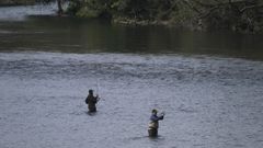 Pescadores en el r�o Narcea en el Campanu de Asturias,