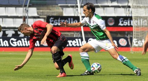 Miguel �ngel Tena estuvo muy serio y contundente a la hora de anular al delantero centro del equipo catal�n. 