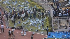 Aficionados lanzan botellas, sillas y vandalizan vallas publicitarias en el estadio Salt Lake de Calcuta durante la visita de Leo Messi.