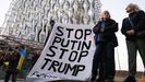 Protesta en Londres en el exterior de la Embajada de EE.UU. por la postura de Trump con respecto a Ucrania