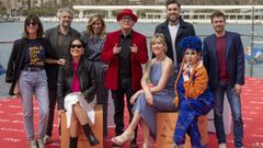 Corbacho, rodeado de su equipo, en la presentaci�n de la serie en el Festival de M�laga.