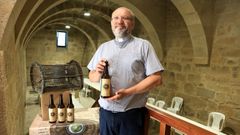 Manuel Chouci�o, p�rroco de San Benito de L�rez, presentando su cerveza artesanal con mosto de albari�o Ollo Redondo.
