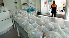 Reparto de alimentos de la cocina econ�mica en Ferrol