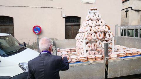 El cura de la parroquia, Manuel Vázquez, bendice las roscas a primera hora de la mañana frente al convento de las Clarisas