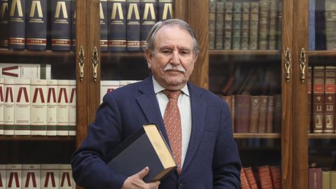 El decano Luis Torres Foira, en la biblioteca del Colegio de Abogados de Ferrol.