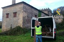 La Guardia Civil con una de las puertas del pazo intervenidas al ladr�n. 