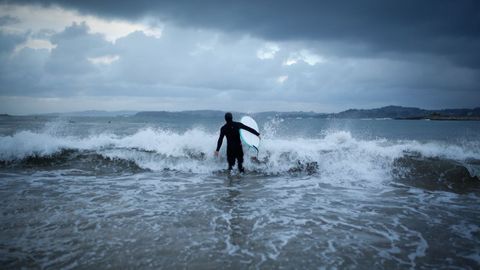 El temporal no arruga a los surfistas en Santa Cristina