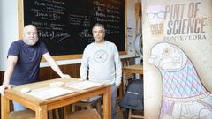 V�ctor, de la Taberna Nasa, con Jorge, coordinador de Pint of Science, este viernes, en Pontevedra