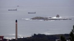 Barcos mercantes con bauxita esperando para entrar al puerto de Alcoa