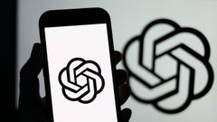 Pantalla con el icono de ChatGPT en un tel�fono m�vil.