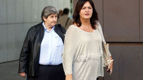 La ex directora regional de Educacin Mara Jess Otero (i) y la funcionaria Marta Renedo Avils (d) a su salida de la Audiencia Provincial de Oviedo