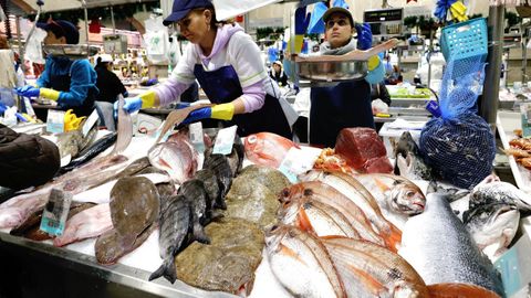 Una pescadera del mercado de Pontevedra en diciembre del 2024