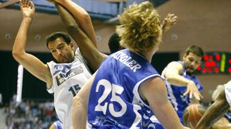 Oriol Junyent y Kyle Singler en el Obradoiro-Alicante del 2011 en la ACB