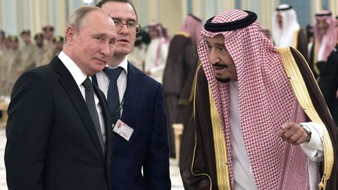 Vladimir Putin charla con el rey saudi en la recepci�n oficial en el palacio de Riad