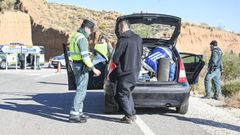 Controles de la Guardia Civil mientras los asistentes desmontaban la fiesta
