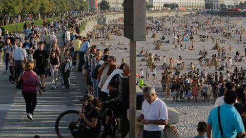 Ambiente en el paseo martimo de A Corua