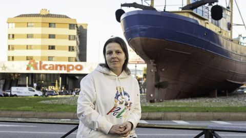 Mucho más que un barco y un híper. Sandra González eligió para posar la rotonda del Bernardo Alfageme, con el centro comercial al fondo, para simplificar la imagen con la que mayoritariamente identifica la ciudadanía a Coia.