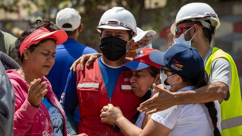Vecinos del estado venezolano de La Guaira, durante las labores de b�squeda de supervivientes este lunes.