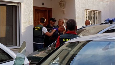 El ciudadano alem�n que presuntamente asesin� a su mujer y a su hijo de 10 a�os, sale del registro de su vivenda