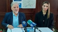 Eladio Fern&aacute;ndez, teniente alcalde de Punx&iacute;n, en la rueda de prensa que dio con &Aacute;ngela Mejuto, colaboradora, a su lado.