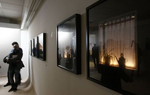 La penumbra intensifica el poder de las im�genes en cajas de luz de Covadonga Barreiro. 