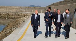 Dur�n, con la mano levantada, junto a Oujo, en el centro.