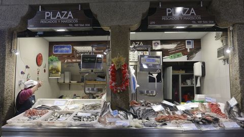 Venta de marisco y pescado en el mercado de Santiago