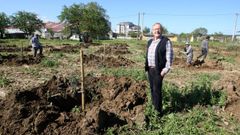 Corti�as, con el personal de Prodeme, ayer en la plantaci�n de la finca de la calle Ourense