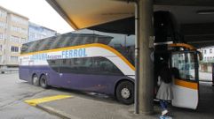 Bus en la estaci�n ferrolana, en foto de archivo.