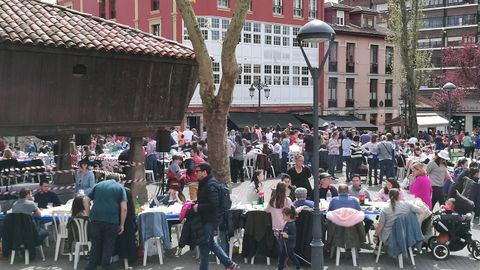 La plaza del Carbayedo, llena a rebosar durante la Comida en la Calle de Avil�s.La plaza del Carbayedo, llena a rebosar durante la Comida en la Calle de Avil�s