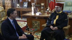 El presidente del Gobierno, Pedro S�nchez , junto al rey Mohamed VI de Marruecos en marzo del 2022, en Rabat.