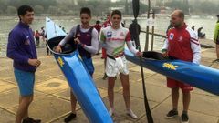El palista Alberto Llera (2i), del Club Pirag�ismo El Sella, y Miguel Serrano (2d), de El Gaitero de Villaviciosa, al t�rmino del L Campeonato de Espa�a de Invierno de Pirag�ismo, disputado en Sevilla, en el que lograron proclamarse campe�n y subcampe�n nacional de K1 juvenil, respectivamente.