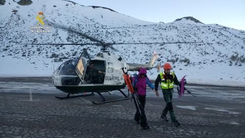 La Guardia Civil rescata a dos monta�eros perdidos en el Puerto de San Isidro (Le�n)