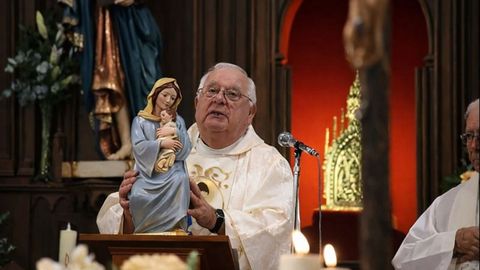 El p�rroco, en 2018, con la imagen de la Virgen con que le obsequi� la parroquia de Cari�o en sus bodas de oro como sacerdote