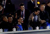 Momento en el que Vladimir Putin coloca una manta sobre los hombros de la esposa de Xi. 