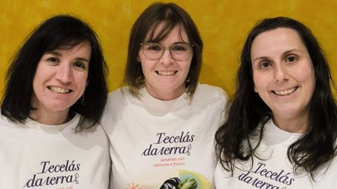 <span lang= gl >Tania Merelas Iglesias, do proxecto Avezar,�no medio de�Raquel Teijeiro Veiga (derecha)�e Noelia Darriba Garc�a, de AtalaiAS S. Coop.Galega., son as art�fices do proxecto</span>
