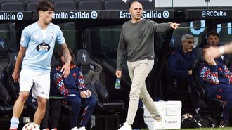 Fredi, entrenador del Celta Fortuna, con Gavi&aacute;n, jugador del filial