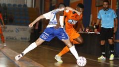 El local Renato se zafa del marcaje de Javi Alonso, del Zaragoza