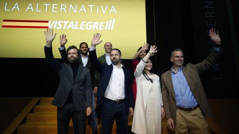El l&iacute;der de Vox, Santiago Abascal (en el centro) junto&nbsp;a su entonces&nbsp;secretario general Javier Ortega Smith , Macarena Olona, Roc&iacute;o Monasterio, Iv&aacute;n Espinosa de los Monteros, Jorge Buxad&eacute;&nbsp;e&nbsp;Ignacio Garriga durante la asamblea del partido en Vistalegre en el 2020. Solo quedan los dos &uacute;ltimos en el partido, junto a Abascal.