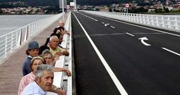 Vecinos de Taramancos observan desde el acceso peatonal el nuevo puente que cruza la r�a. 