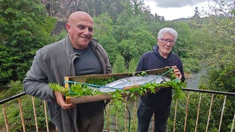 El campanu del Eo del a�o 2024, que pesc� Victorino Garc�a, a la derecha