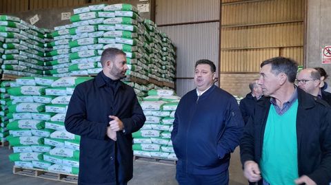La Cooperativa Central de Frades recibe de la Xunta 92.000 euros para la ampliación de su fábrica de piensos, en la que invertirá 264.000 euros. La Xunta distribuirá 4 millones en ayudas en 11 empresas del área de Santiago, para modernizar instalaciones de transformación y comercialización de productos agrarios.