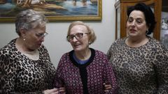 Esperanza Corti�as, en el centro, rodeada de sus hijas