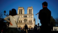Franceses escuchan el repicar de las campanas en la catedral de Notre-Dame de Pars, un ao despus de su devastador incendio